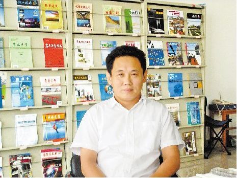 鲍鹏：深耕在三尺讲台上的教学名师