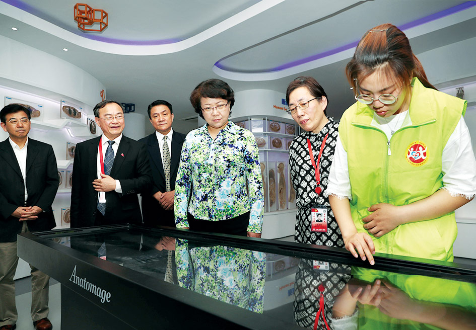 上海市副市长翁铁慧一行来我校调研