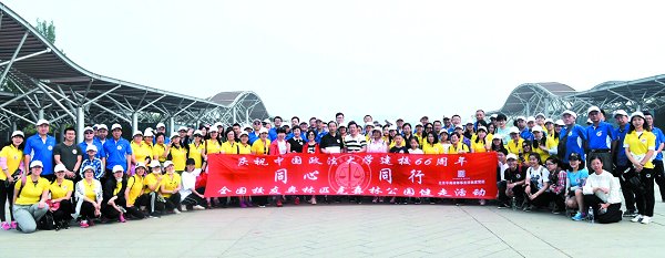 看！他们这样为法大庆生