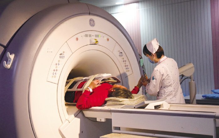 由于在核磁共振机器及核磁共振检查室内存在非常强大的磁场,金属物品